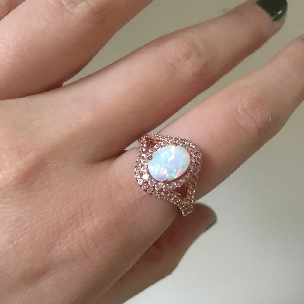 Gold Tone Ring w Opalescent Stone